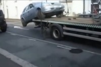 英国で駐車違反、反則金逃れを画策したドライバーのあり得ない行動［動画］ 画像