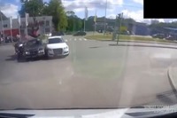 バイクと車が事故、ライダーが無事の奇跡…ロシア［動画］ 画像