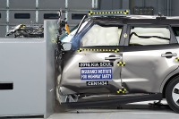 【IIHS衝突安全】キアの小型ハイトワゴン、ソウルの2015年型…トップセーフティピックに指定 画像