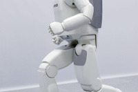 ASIMO の走りに磨き---「0.08秒、50mmの飛翔」写真蔵 画像