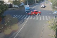 ロシアで車2台が事故、難を逃れた自転車の奇跡［動画］ 画像