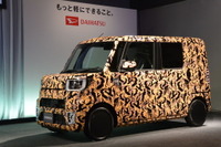 【ダイハツ デカデカ 市販技術発表】軽トップの室内高、操縦安定に足回り改善と「空力フィン」 画像