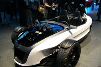 【ロサンゼルスモーターショー06】VWの3ホイーラー『GX3』、07年市販? 画像