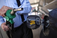 レギュラーガソリン、11週連続値下がり…前週比0.4円安の166.3円 画像