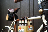オシャレなレザーストラップで運べば“配達中”に間違われない 画像
