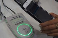 【CEATEC 14】ドコモ、iPhoneで「おサイフケータイ」が使えるようになるジャケットを実演 画像