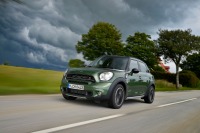 MINI、六本木ヒルズのスノボイベントに協賛…特別ペイントのクロスオーバーを展示 画像