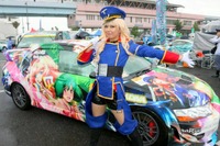 雨にも負けないコスプレイヤー…痛Gふぇすたでのコスプレ×痛車コラボ［写真蔵］ 画像