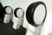 【東京オートサロン06】北米で人気の「NITTO」タイヤが上陸 画像