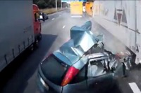 ベルギーの高速で事故、乗用車が2台のトラックと激突の瞬間［動画］ 画像