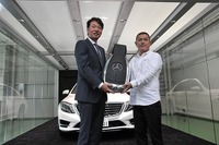 メルセデスベンツ、豊橋新車整備センター新設の「デリバリーコーナー」で1号車を納車 画像