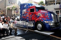 トランスフォーマー オプティマス、足跡ならぬ「タイヤ跡」を刻む…ハリウッドで殿堂入り 画像