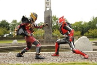 今度は仮面ライダー「ルパン」!?　ピース綾部が変身 画像