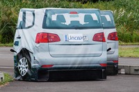 【予防安全性能アセスメント】実車を模したバルーンに突っ込ませる 画像