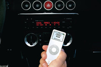 アウディ TT を買うと iPod とアダプターがついてくる 画像