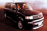 スーパー駐車場で『bB』炎上、幼児3人が重体 画像