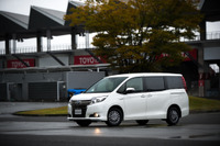 【トヨタ エスクァイア 発表】ハイブリッドモデルは304万円から…燃費23.8km/リットル［写真蔵］ 画像