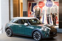 MINI×伊勢丹メンズ、新タータン柄のコラボカーをお披露目 画像