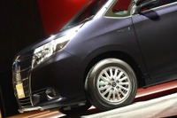 【トヨタ エスクァイア 発表】横浜ゴム BluEarth E52 を新車装着 画像