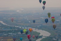 【佐賀バルーンフェスタ14】色とりどり100機もの熱気球が空へ…バイクショー、物産展などでにぎわう 画像