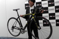 チーム右京監修、ゼンリンデータコムが30万円のカーボン製ロードバイクフレーム発売 画像