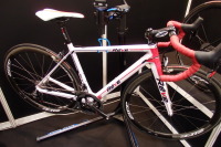 【サイクルモード14】チーム右京監修の超軽量フルカーボンロードバイクフレームが初お披露目 画像