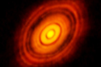 アルマ望遠鏡、史上最高解像度「視力2000」で惑星誕生現場の撮影に成功 画像