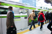 総武線に山手線車両、原宿駅に大勢のガードマン…山手線世代交代の波 画像