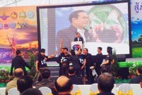 すわテロか…タイ首相演説中に大学生が突然、あのジェスチャーを 画像