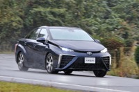 【トヨタ MIRAI 試乗】ついに来た新時代、その走りは「じつに普通」…諸星陽一 画像