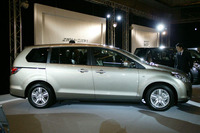 【マツダ MPV 新型発表】ミニバンを越え、ミニバンに見えない 画像