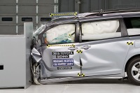 【IIHS衝突安全】トヨタ の北米向けミニバン、シエナ…スモールオーバーラップで最高評価 画像