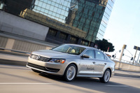 【ロサンゼルスモーターショー14】VW、パサート にも「ハイモーション」…米国で燃料電池車の公道テスト 画像