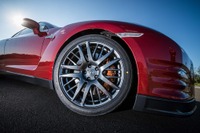 日産 GT-R 2015年モデル、ダンロップの高性能ランフラットタイヤを装着 画像