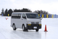 【ダンロップ WINTER MAXX SV01 氷上試乗】“商用向け”の先入観覆すグリップ力、ライフ1.5倍で財布にも優しい…斎藤聡 画像