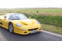 フェラーリ F50、水上のウェイクボーダー牽引に挑戦［動画］ 画像