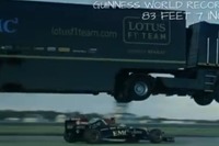 ルノー の大型トレーラー、F1マシンの上を大ジャンプ…ギネス新記録［動画］ 画像