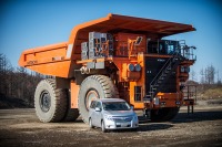 日産とクラリオン、移動物検知付アラウンドビューモニター技術を日立建機にライセンス供与 画像
