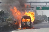バンコク郊外で乗り合いバン炎上 けが人なし 画像