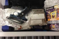プレステ2の中に22口径の拳銃を隠し密輸を企てた男があっけなく逮捕 画像