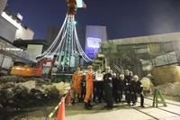 渋谷駅工事現場で高さ20mのイルミネーション…クレーンを使用 画像