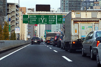 帰省時期の渋滞シーンに変化!?　ノロノロ車内でママが期待する「タブレット学習」 画像