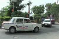 インドの仰天ドライバー、外出は10年以上リバース走行のみ［動画］ 画像