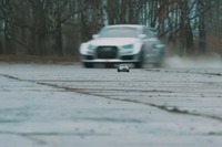 アウディ S1 のラリーレーサー、ラジコンカーと対決［動画］ 画像