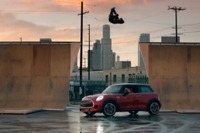 MINI ハッチバック 新型の頂点、「JCW」…伝説のスケートボーダーと競演［動画］ 画像