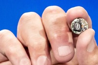 【CES15】ウェアラブル用モジュールの小型化加速…Bluetooth内蔵でもボタン大に 画像