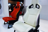 【東京オートサロン15】サイドストライプが特徴、レカロのフルカラーレザーシート 画像