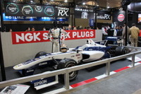 【東京オートサロン15】キレイに燃えてる? 点火プラグの交換時期、歴史と進化がわかるNGKブース 画像