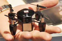 【CES15】手のひらサイズの飛行機をアプリで操作…賑わう「ドローン」の展示 画像