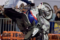 クリスチャン・ファイファー、BMW F800Sでスタントを披露 画像
